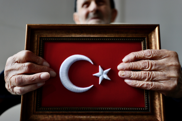 Cumhuriyetle yaşıt Harun dede: Elinden bayrağı, dilinden vatan sevgisi eksik olmuyor