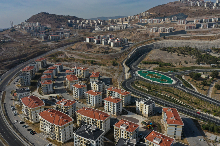 İzmir depreminin ardından depremzedelere 3 bin 887 konut teslim edildi