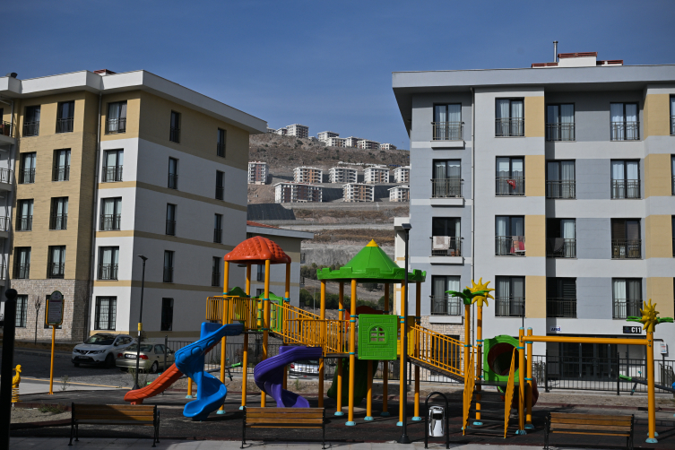 İzmir depreminin ardından depremzedelere 3 bin 887 konut teslim edildi