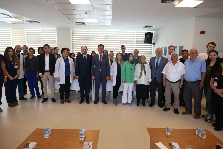 Sedyeyle getirildikleri hastaneden yürüyerek çıkan "inme hastaları" doktorlarıyla buluştu