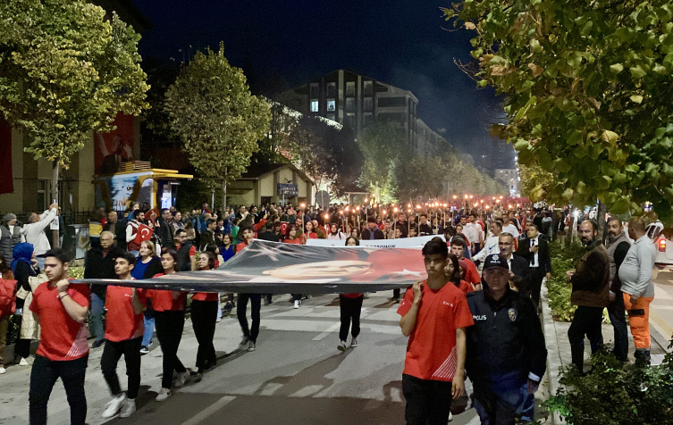 Cumhuriyet’in 100’üncü yılına fener alaylı kutlama