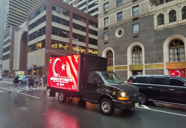 New York'ta Cumhuriyet'in 100. yılı dolayısıyla Türk bayraklı kamyonlar tur attı
