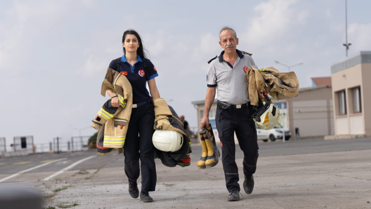 İzmir Depremi'nde enkaz altından kurtarılan depremzede itfaiyeci oldu