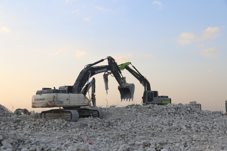 Malatya'da depremin ardından ağır hasarlı binalar yıkılıyor