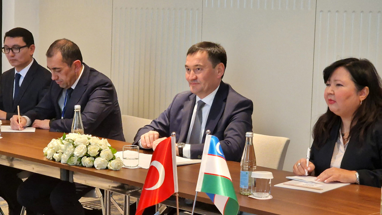 Bakan Uraloğlu, Özbekistanlı mevkidaşı Mahkamov'la görüştü