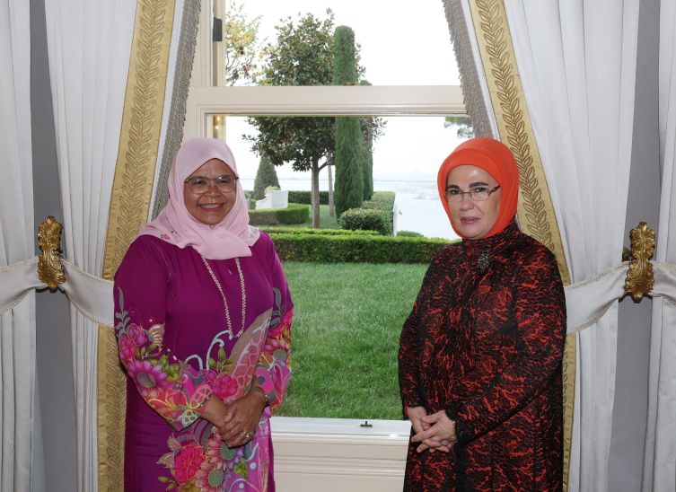 Emine Erdoğan, BM-Habitat İcra Direktörü Maimunah Mohd Sharif ile birlikte.