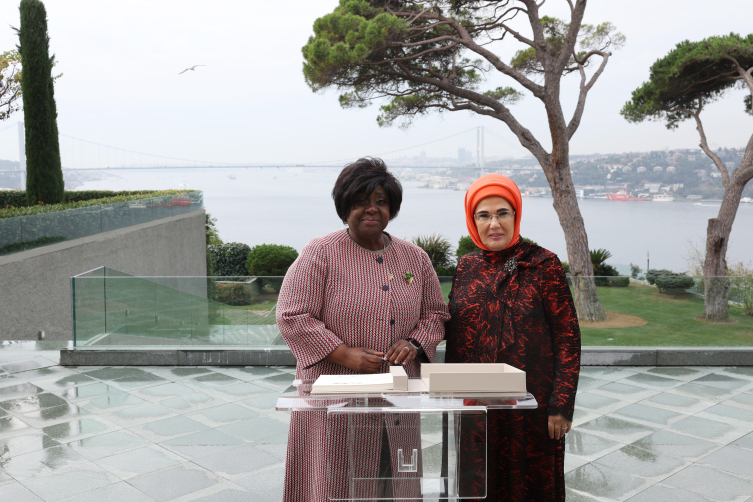 Emine Erdoğan, Mozambik Devlet Başkanı Filipe Jacinto Nyusi'nin eşi Isaura Nyusi ile birlikte.