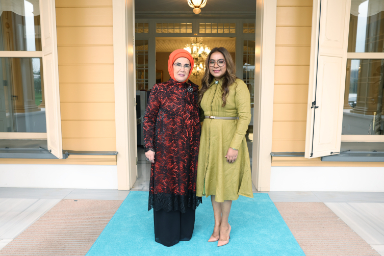 Emine Erdoğan, Surinam Devlet Başkanı Chan Santokhi'nin eşi Mellisa Santokhi-Seenacherry ile birlikte. 