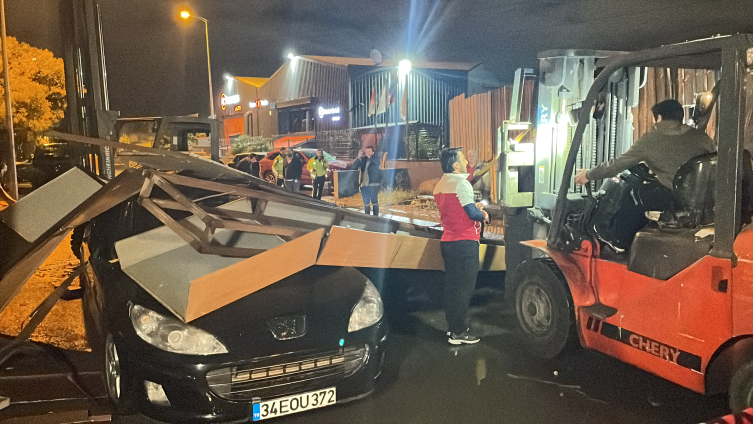 Sağanak nedeniyle Kapalıçarşı'yı su bastı