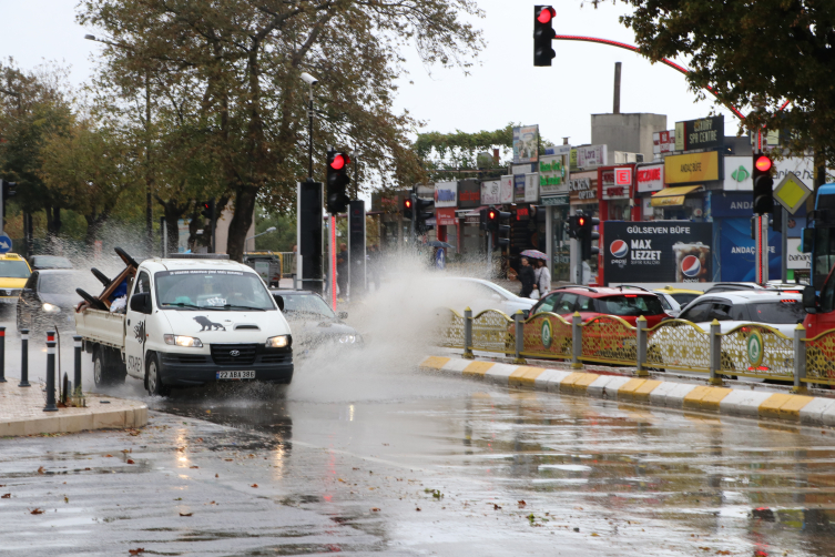 Edirne'de ağaçlar devrildi, binaların çatısı uçtu