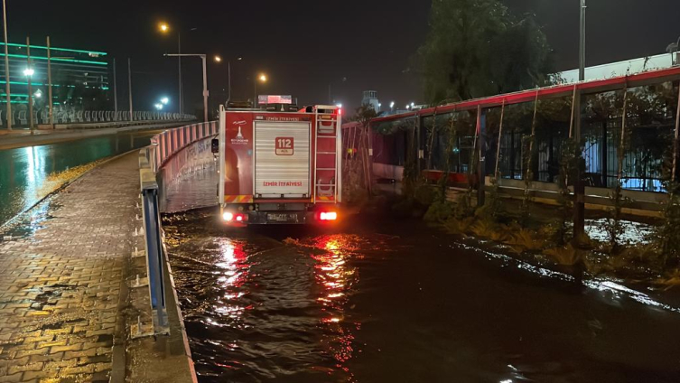 İzmir'de sağanak: Evleri ve iş yerlerini su bastı