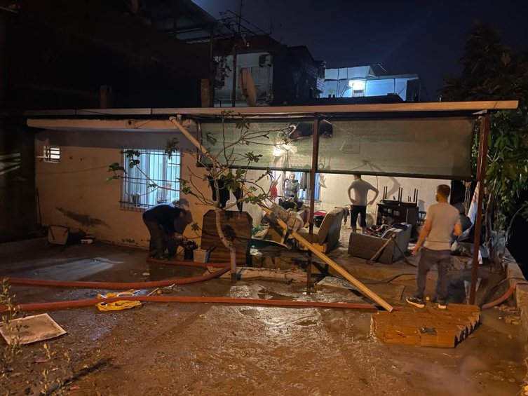 İzmir'de sağanak: Evleri ve iş yerlerini su bastı