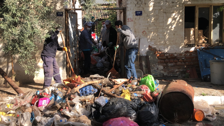 Aydın'da evden 16 kamyon çöp çıktı