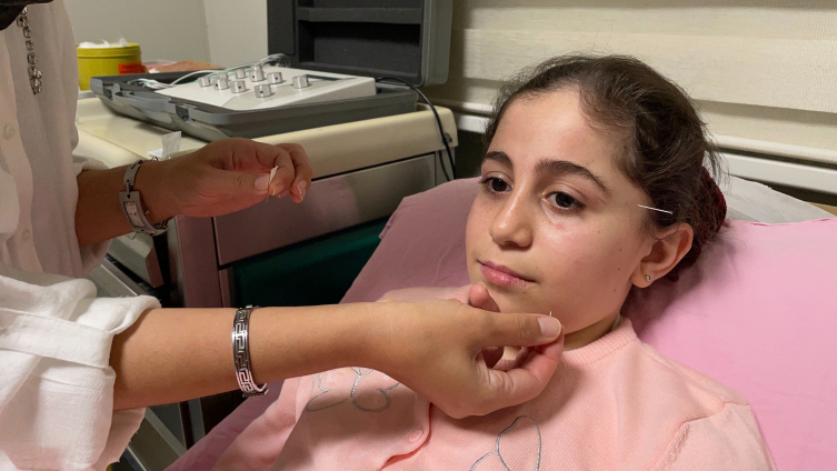 Yüz felci geçiren çocuk akupunktur ile sağlığına kavuştu