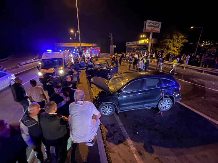 Kocaeli'de trafik kazası: 2 ölü, 10 yaralı