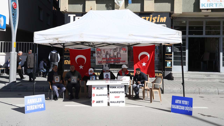 Muşlu aileler, HDP önündeki eylemlerine devam ediyor