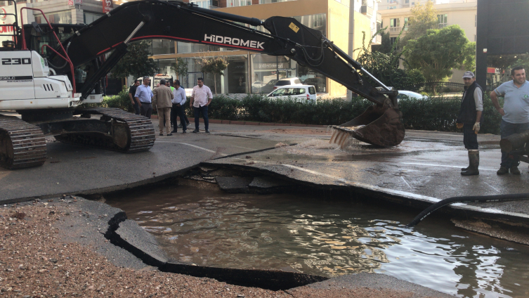 Adana'da su borusu patladı, yollar göle döndü