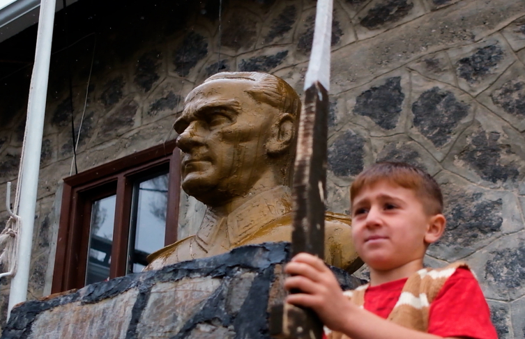 Iğdır'da çocuklar Anıtkabir'deki nöbet değişimini canlandırdı
