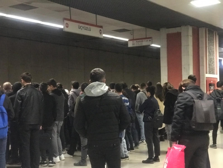 Metro arızalandı, yolcular mahsur kaldı