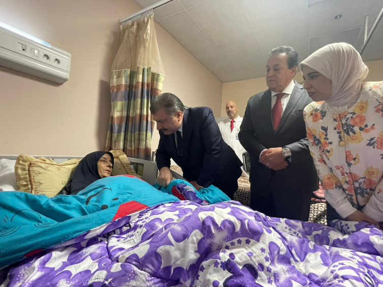 Bakan Koca Mısır'da Gazzeli yaralıları ziyaret etti