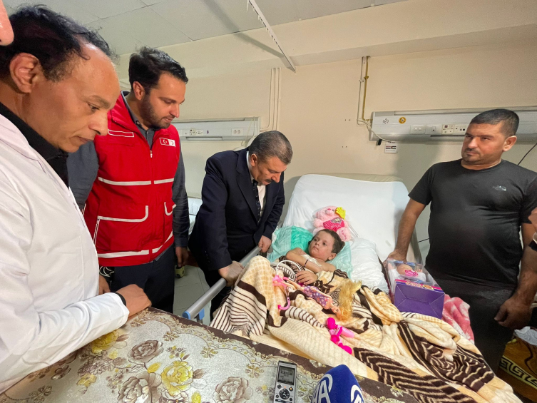 Bakan Koca'nın Gazzeli yaralı çocuklarla duygulandıran buluşması