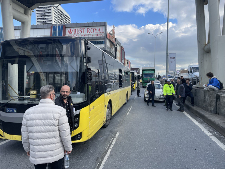İETT otobüsünün karıştığı zincirleme kazada 2 kişi yaralandı