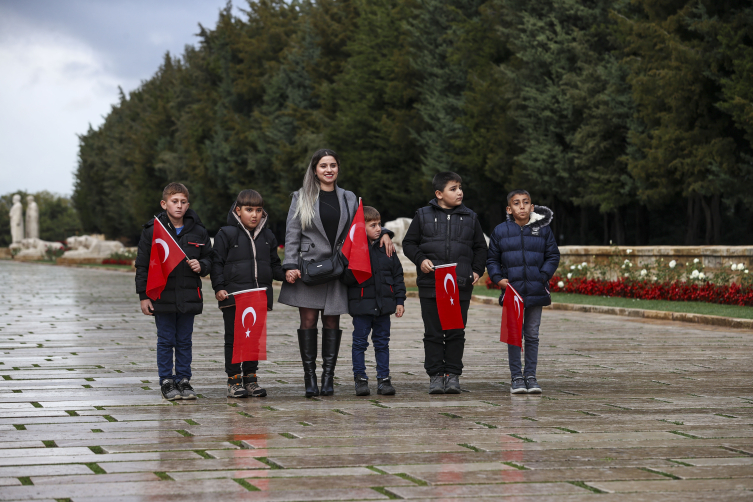 Iğdır'da Ata'ya saygı nöbetini canlandıran öğrenciler Anıtkabir'e getirildi