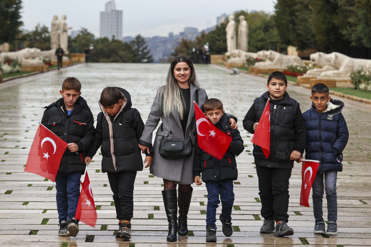 Iğdır'da Ata'ya saygı nöbetini canlandıran öğrenciler Anıtkabir'e getirildi