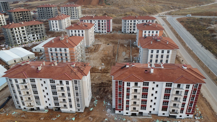Elazığ'da deprem konutlarının inşası etap etap ilerliyor