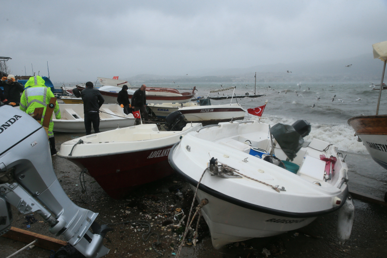 Fırtına tekneleri devirdi