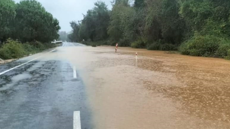 Bursa'da sağanak nedeniyle deniz taştı: Sahil su altında kaldı