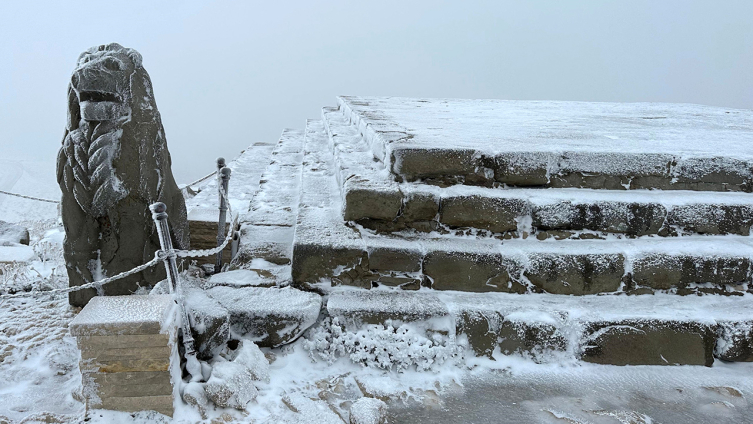 Beyaza bürünen Nemrut Dağı'nda kartpostallık görüntüler