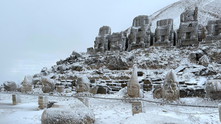 Beyaza bürünen Nemrut Dağı'nda kartpostallık görüntüler