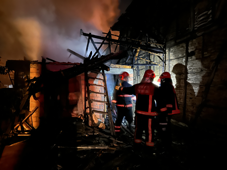 Odunlukta çıkan yangın eve sıçradı