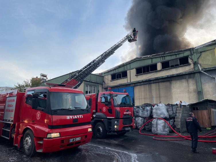 Gaziantep'te geri dönüşüm fabrikasında yangın