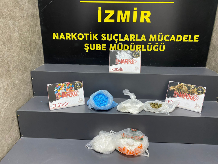 İzmir'de durdurulan otomobilde 1 kilo 800 gram kokain ele geçirildi