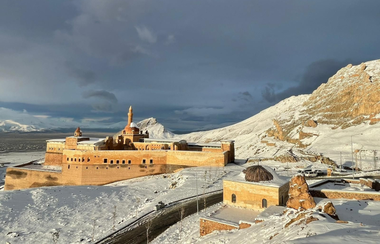 İshak Paşa Sarayı beyaza büründü