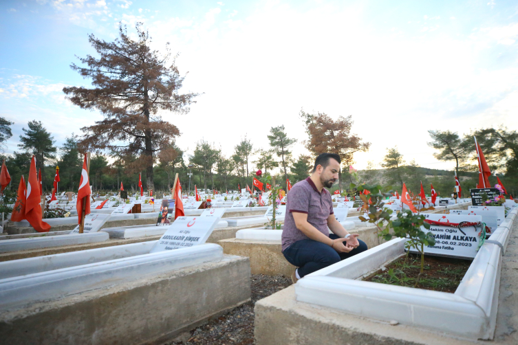 zel eitim retmeni depremde kaybettii 92 rencisinin acsn yayor