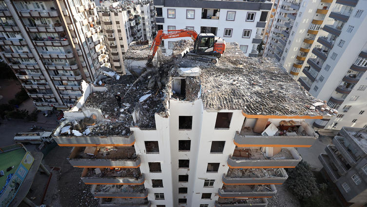 Yıkımı süren hasarlı binanın kolonundan tabak çıktı