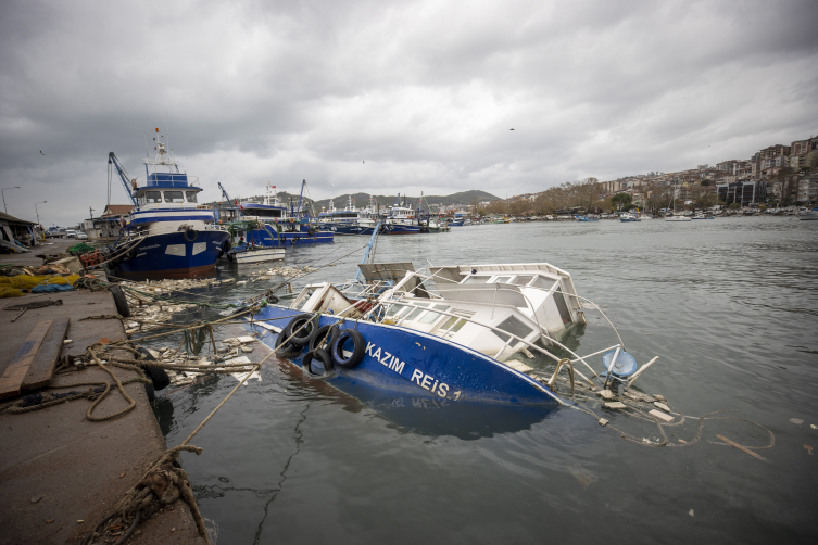 Zonguldak'ta fırtına yeniden etkisini gösterdi