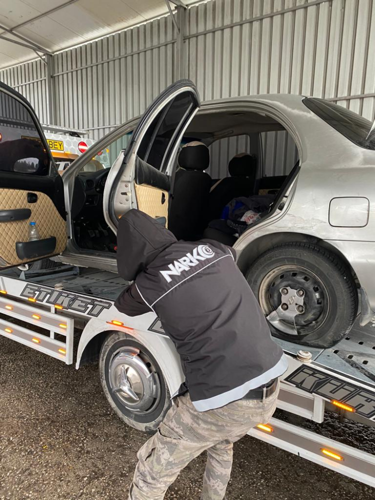 Çekici üzerindeki araçta 75 kilogram uyuşturucu bulundu