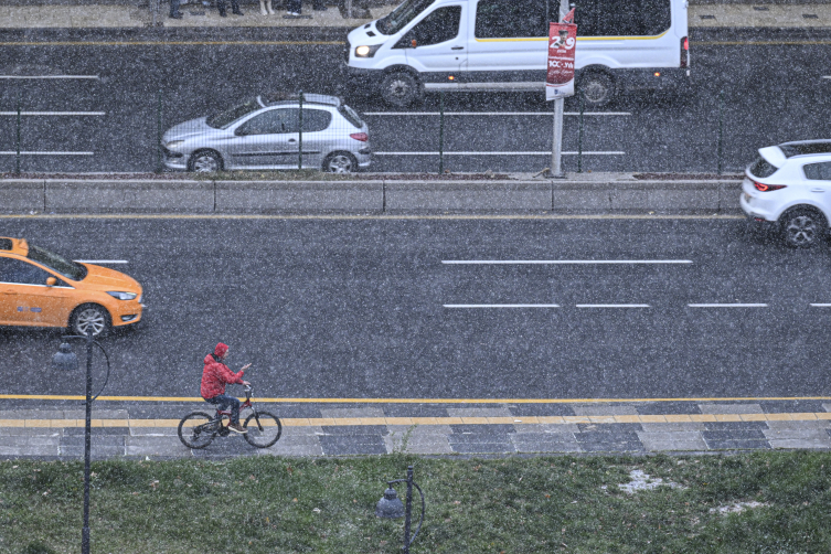 Ankara'da sabah saatlerinde kar yağışı etkili oldu