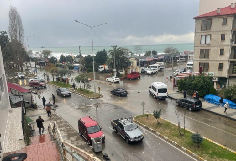 Giresun'da fırtına sonucu yükselen dalgalar zarara yol açtı