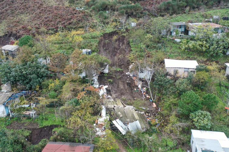 Bursa'da oluşan heyelanda ev yıkıldı: 2 yaralı