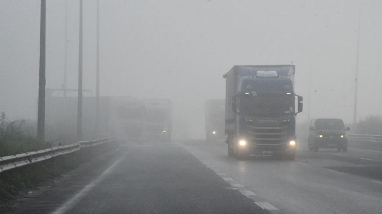 Düzce'de sis görüş mesafesini düşürdü
