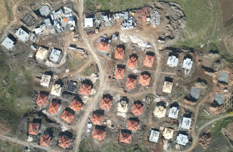 Depremzedeler için yapılan köy konutları yükseliyor