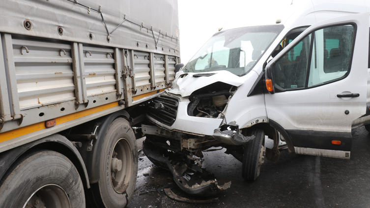 Zincirleme kaza Ağrı-Van kara yolunda ulaşımı aksattı