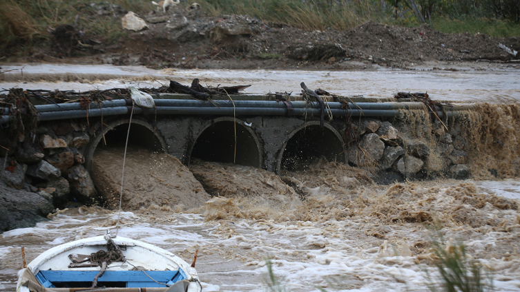 Çanakkale'de debisi yükselen Kepez Deresi taştı