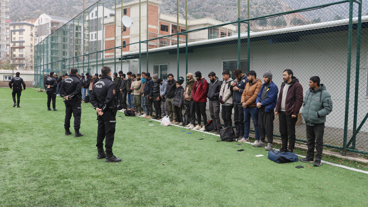 Amasya'da tır dorsesinde 61 düzensiz göçmen yakalandı