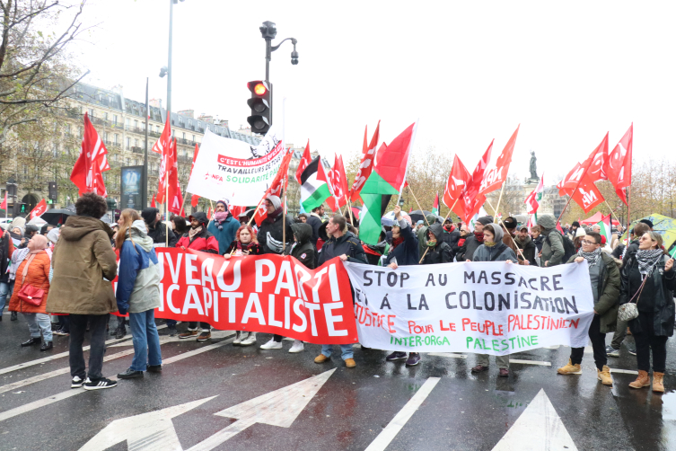 Parisliler şiddetli yağışa rağmen 'Gazze' için yürüdü
